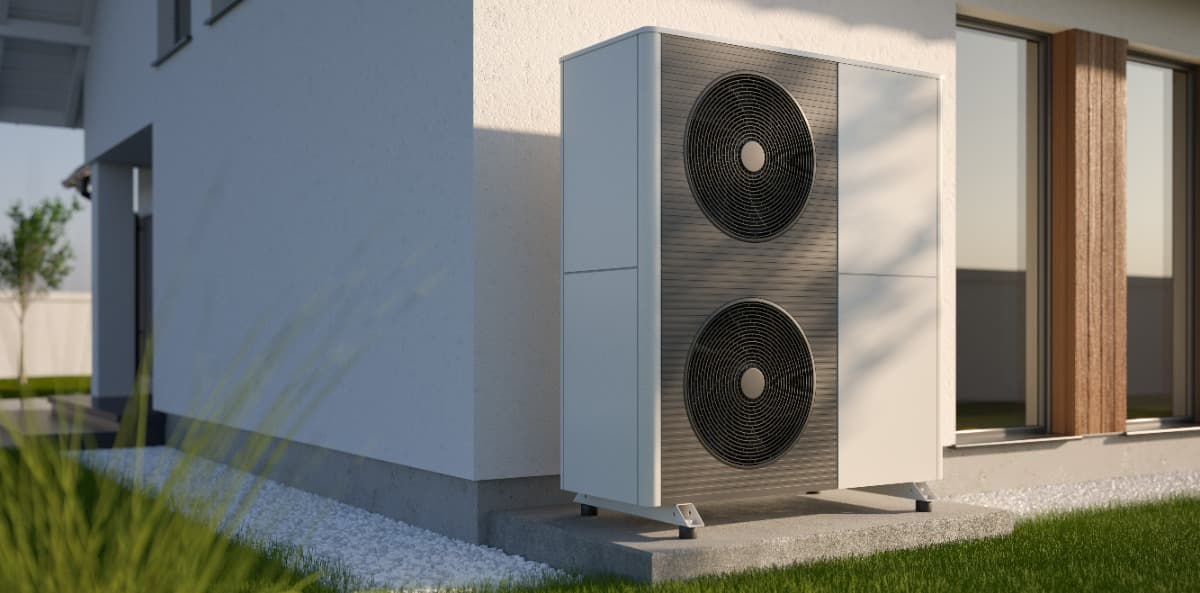 Pompe à chaleur extérieure installée sur le côté d'une maison, symbolisant les services de PoseClim pour le chauffage et le refroidissement dans le Val-de-Marne.